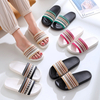 Zapatillas negras a la moda para mujer, zapatilla de Interior con plataforma gruesa para mujer, pantuflas suaves antideslizantes de PVC para el hogar, zapatos de verano para mujer