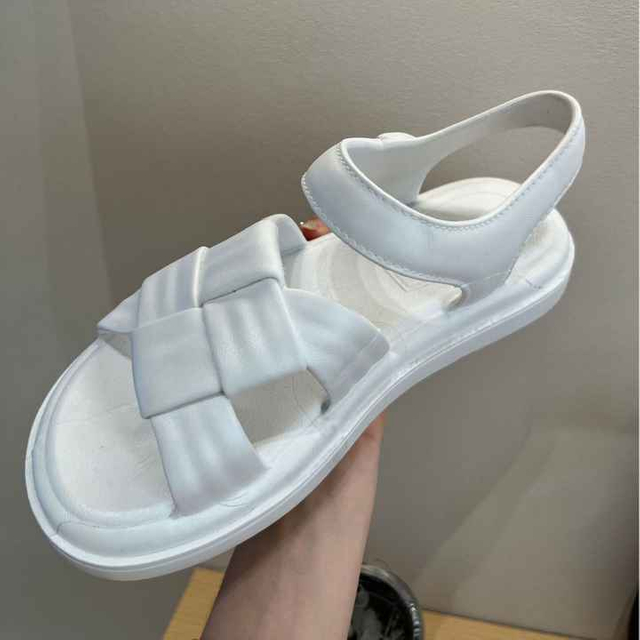 Sandalias de verano para mujer a la moda, nuevos zapatos planos informales con correa abierta y Punta abierta, zapatos romanos cómodos para caminar en la playa