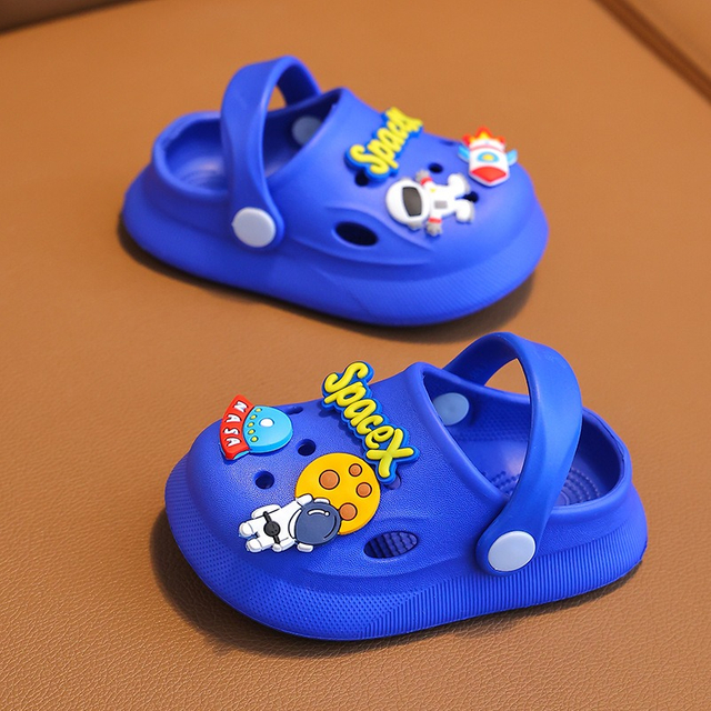 Bonitos toboganes para jardín para niños y niñas, zuecos para niños, zapatillas para jugar en la piscina y la playa, zapatos de dibujos animados, lazos de flores