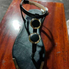 Nuevas sandalias de verano al aire libre informales de playa a la moda para mujer, zapatos planos con decoración de Metal para mujer
