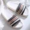 Zapatillas negras a la moda para mujer, zapatilla de Interior con plataforma gruesa para mujer, pantuflas suaves antideslizantes de PVC para el hogar, zapatos de verano para mujer