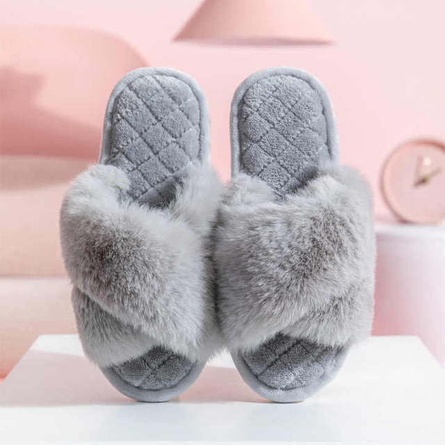 Nuevo diseño de pantuflas peludas de invierno para mujer, chanclas de casa de piel esponjosa cruzada, zapatos planos para suelo de interior, chanclas para mujer