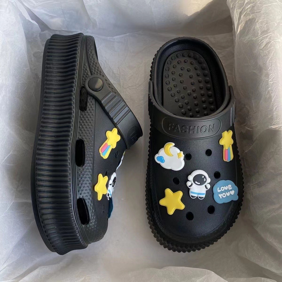 Especificaci&oacute;n Nombre del producto Zuecos de mujer Elementos populares Ahuecar Estilo de espalda Correa trasera Edad aplicable Adulto Condiciones de pago Venta al por mayor en l&iacute;nea, paypal, T/T, L/C, Western union, cuenta bancaria