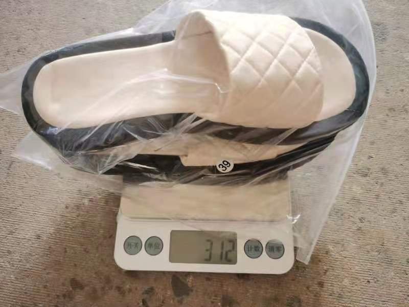 Los deslizadores de suela gruesa de estilo met&aacute;lico de las nuevas mujeres de los deslizadores venden al por mayor los deslizadores con lentejuelas de una palabra