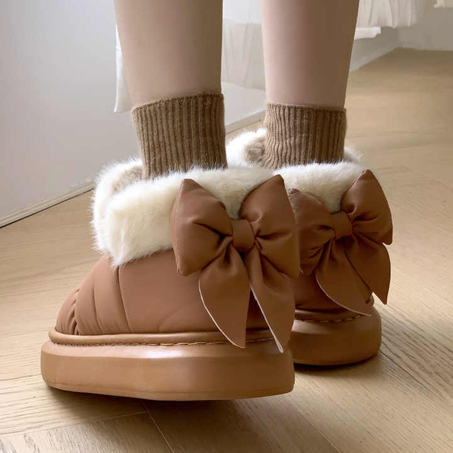 Botas de invierno para mujer, bonitas botas cálidas para exteriores, antideslizantes, suela gruesa, botas de nieve de felpa, zapatos de algodón con lazo peludo
