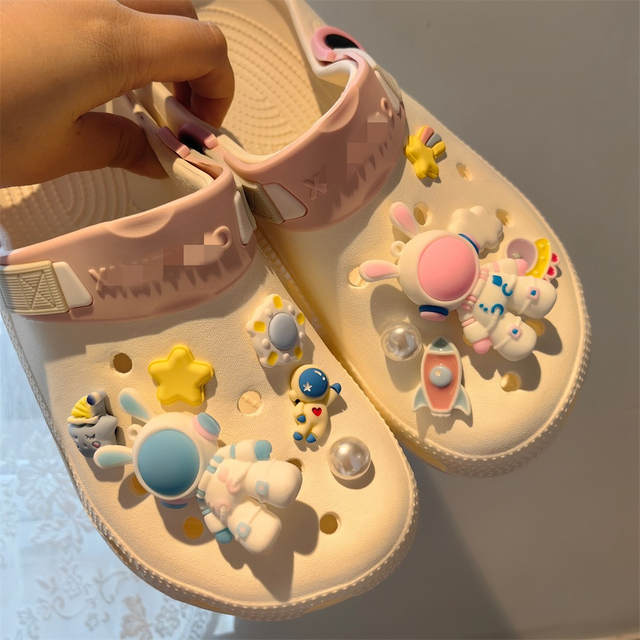 Amuletos de zapatos 3D, decoración de zapatos de astronauta y Rana bonita, abejas Kawaii, zuecos de jardín, accesorios para sandalias, regalo para niños