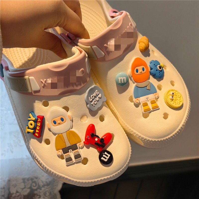 Accesorios lindos vendedores calientes del perro DIY de la decoraci&oacute;n del zueco de los encantos del zapato del jard&iacute;n de la historieta 3d de la venta al por mayor